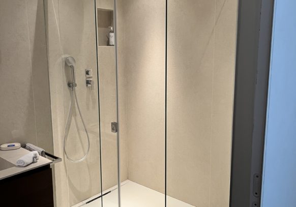 Cabine de douche coulissante en verre trempé sur mesure